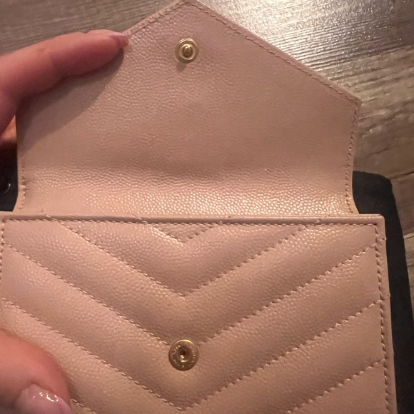 Saint Laurent Cassandre matelasse small envelope wallet in grain Pale pink - Picture 2 of 6